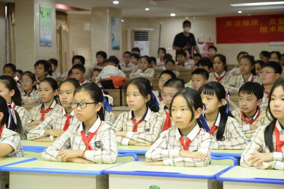 在展示洗手舞环节,学生们也不由自主地伸出双手有模有样地学了起来,有