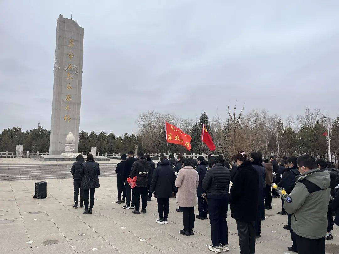 我们的清明节依安镇东北社区联合依安县税务局和依安镇社工站开展重走