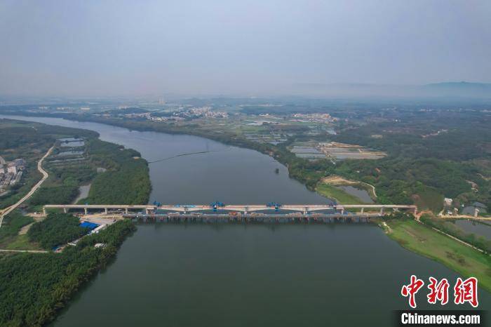 揭惠铁路榕江南河特大桥主跨合龙
