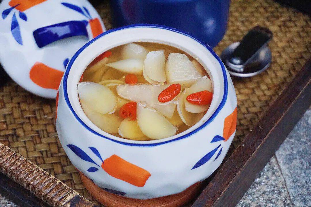 食谱| jmy的私房菜雪梨百合枸杞甜汤-材 料-雪梨1个,百合适量冰糖20g