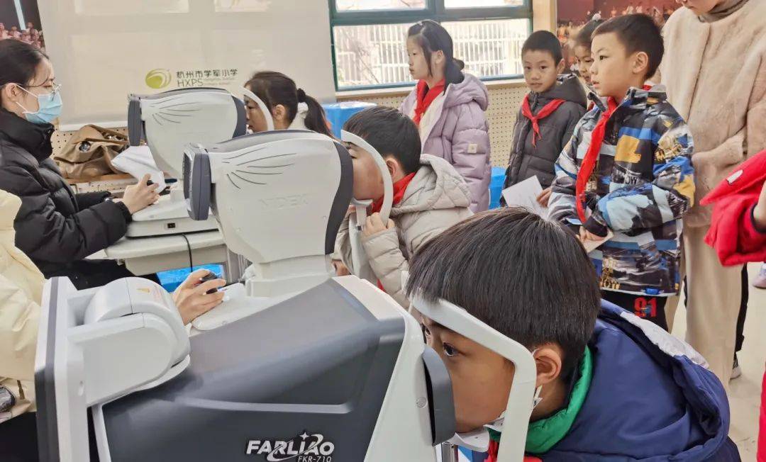 传授科学的用眼知识,帮助学生了解近视的成因,预防和治疗手段