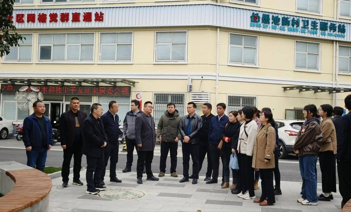 走进愚池新村小区,一股清新的空气扑面而来,街道两旁绿树成荫,花坛中