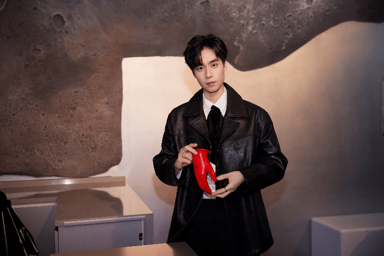 黄浦新玩法胡一天蜡像入驻上海杜莎邀你共赴心动派对