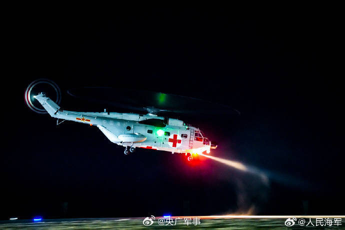 夜空砺翅海军航空兵开展夜间飞行训练