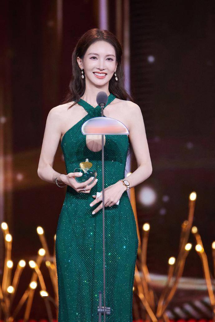 电视剧品质盛典:张雨绮挑战极致性感,她成功了吗?_选择了_造型_女明星