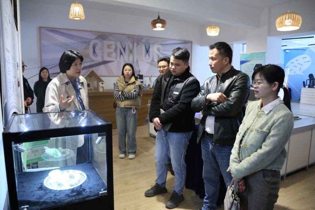 基地里学生自主设计的模型很多,王晗老师向我们介绍了一个未来楼层