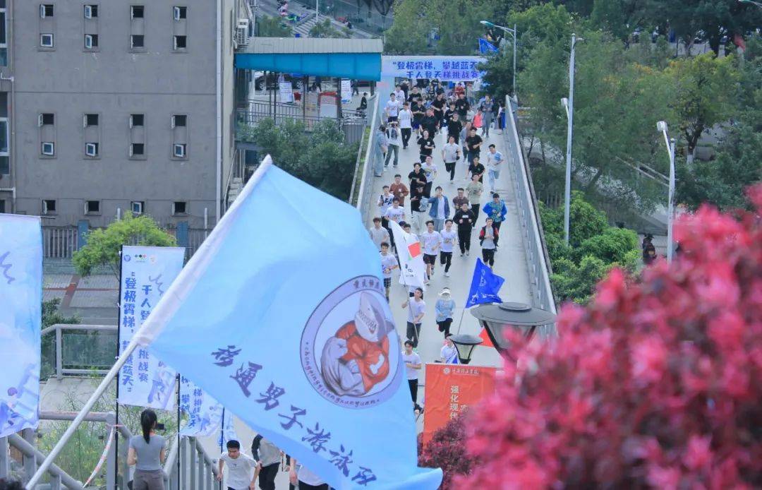 参赛人员使出全力从起跑线上飞奔而出,汗水打湿后背,腿步变得缓慢沉重