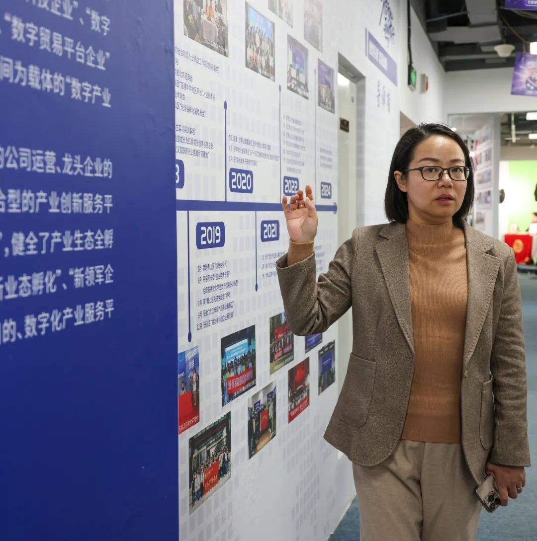 巾帼聚力数创未来武汉都市圈女科技工作者联盟巾帼科创大讲堂走进青山