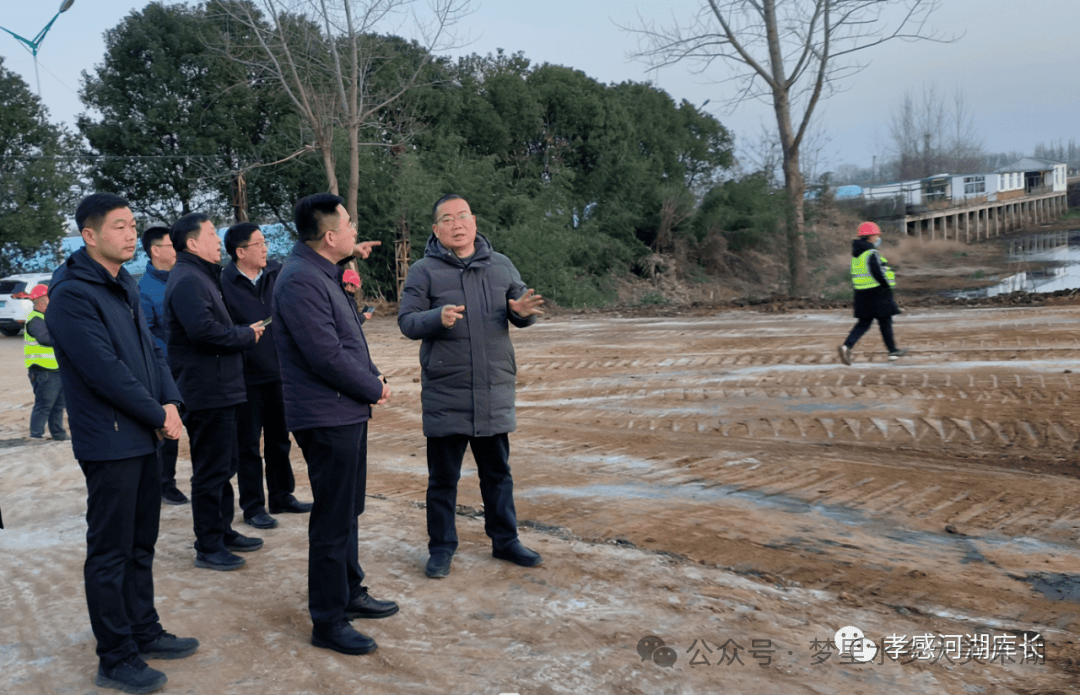 孝感副市长石必成来朱湖调研时强调立即着手整治沦河四汊闸平台埋坟