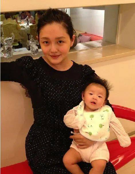 备孕三年,大s仍然没有身孕,她哭着给小s打电话:"我大概此生没有可能