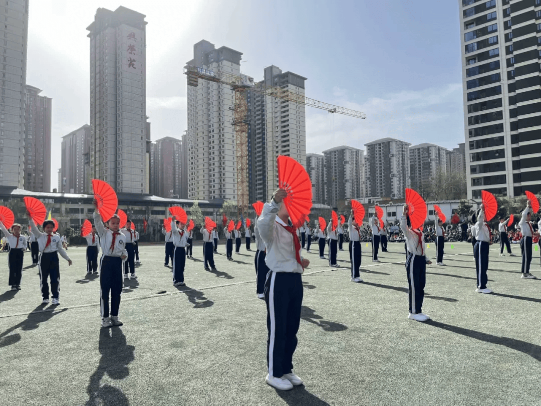 阳光赋能健康成长五育并举绽放华彩未央区大白杨小学2024年春季运动会