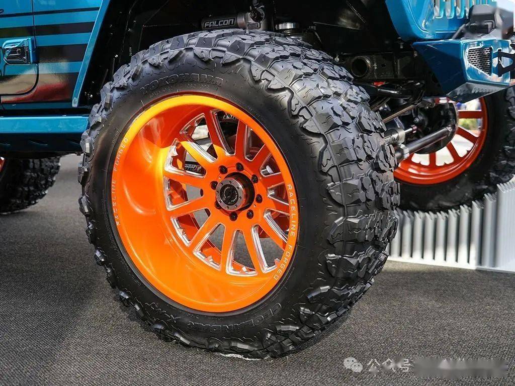 改装轮圈来自teraflex,款式是典型的越野风格,而橙色的涂装则让它们