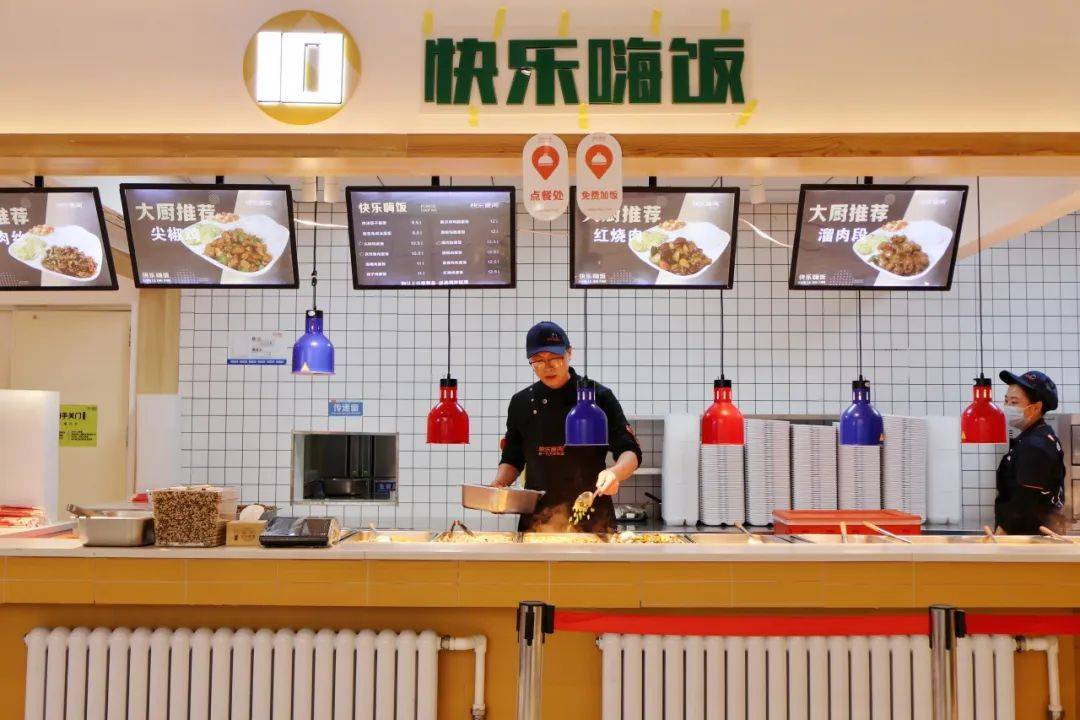 这家档口位置距离食堂正门近,如果时间匆忙,想吃上一顿盖饭,请选择