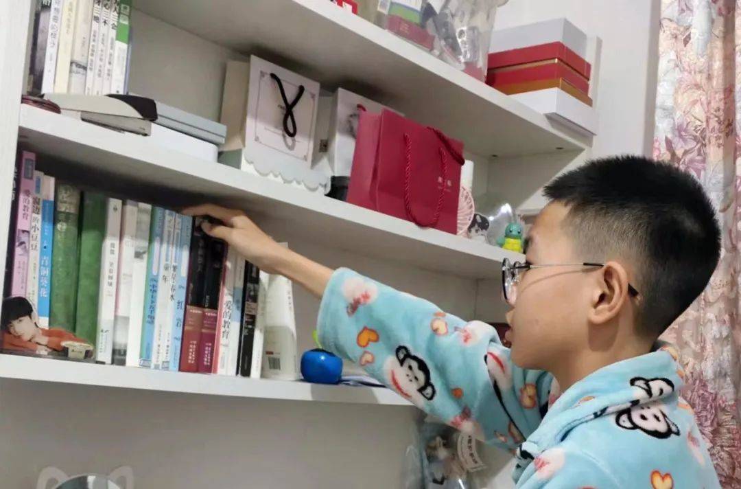 长清中学邀请佳木斯市新华书店的志愿者到学校开展讲座,为学生们讲解
