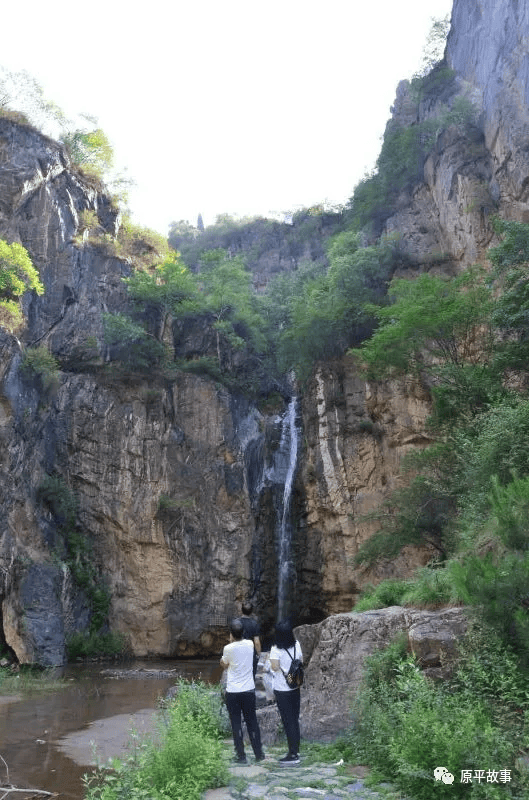 据乾隆《崞县志》记载,滴水崖在县治西南六十五里,悬崖数十丈,一泓