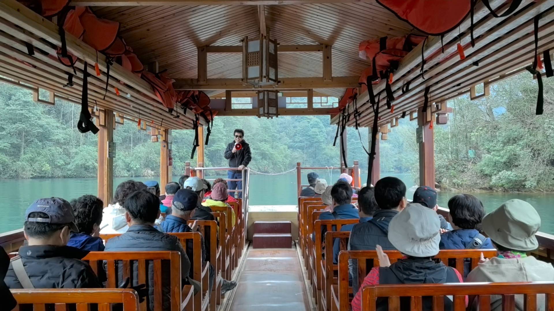 张家界山上长满韩国人调查不孝有三不带父母去张家界为大