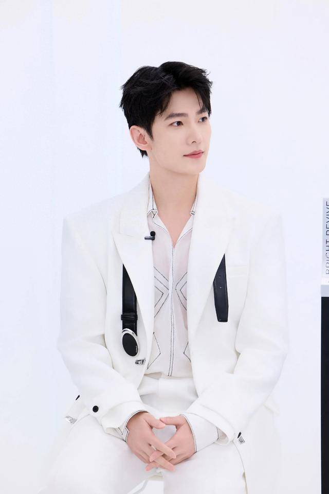 杨洋黑白西装好帅啊恣意感召无限新机