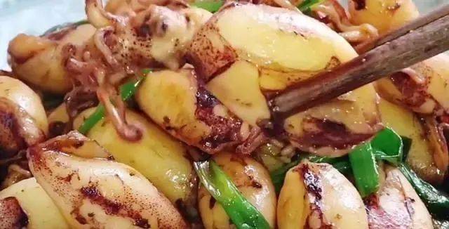 小贴士:今天给大家分享的这个香煎鱿鱼仔的做法就结束啦,非常的简单易