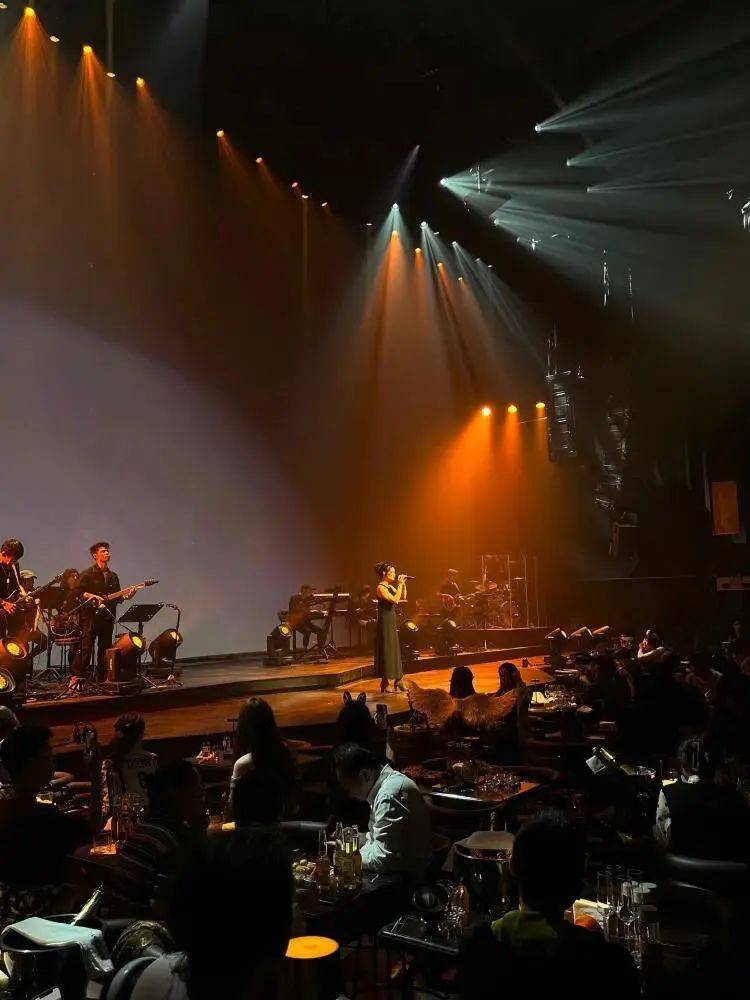 位置的live音乐圣殿kezee,自开业起便迅速霸占"上海酒吧热门榜第1名"
