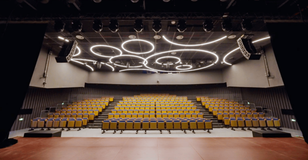 座椅和幕布取海之蓝色,旨在让观众徜徉于光与声的海洋,任海风轻拂,听