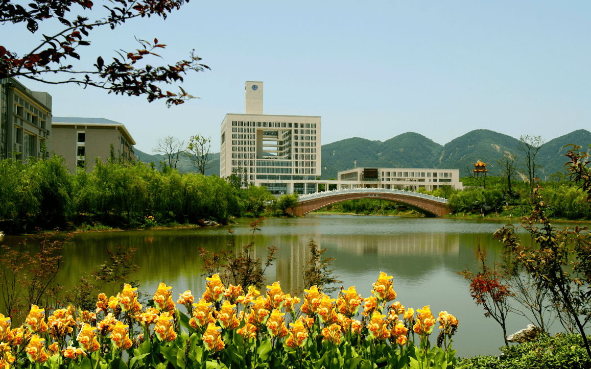 新闻8点见丨清明祭扫迎首个高峰期学校装反欺凌报警装置有用吗