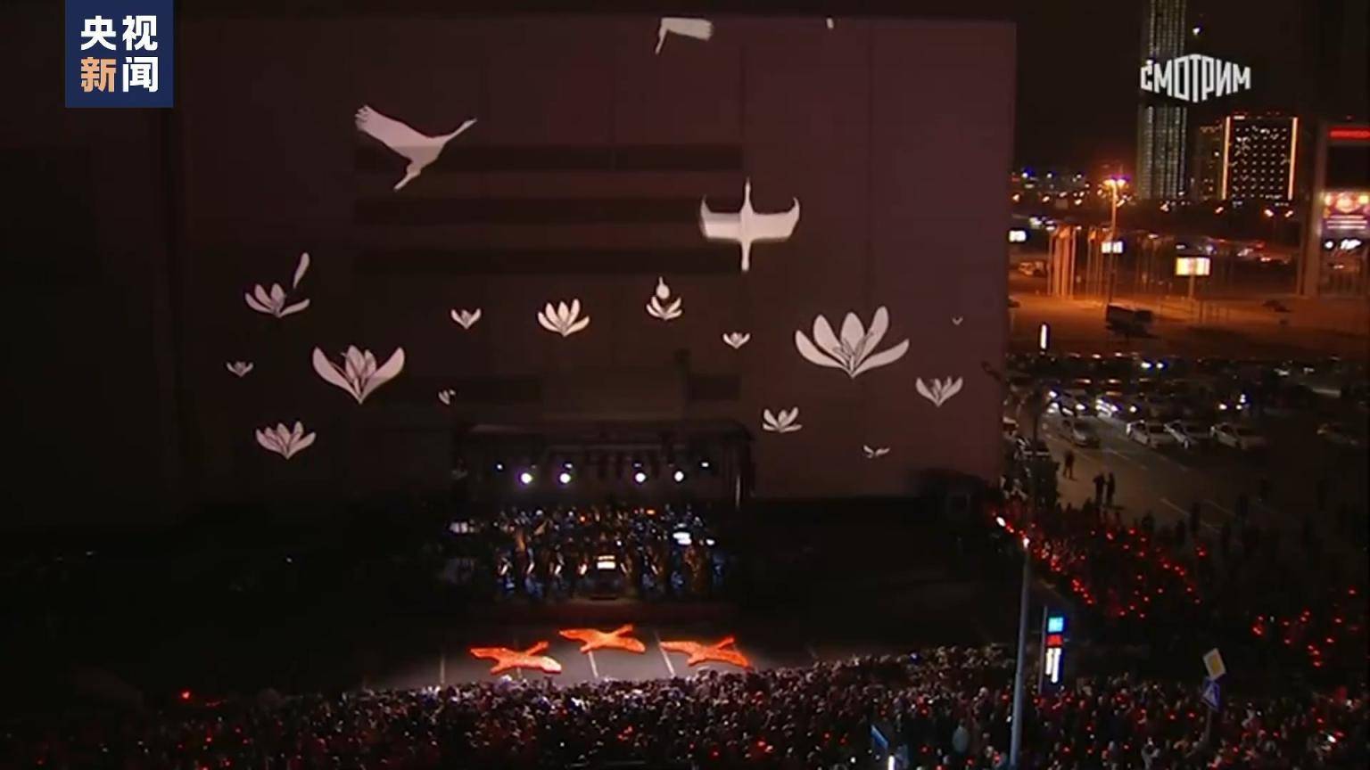 悼念遇难者，莫斯科遭袭音乐厅旁举行纪念音乐会