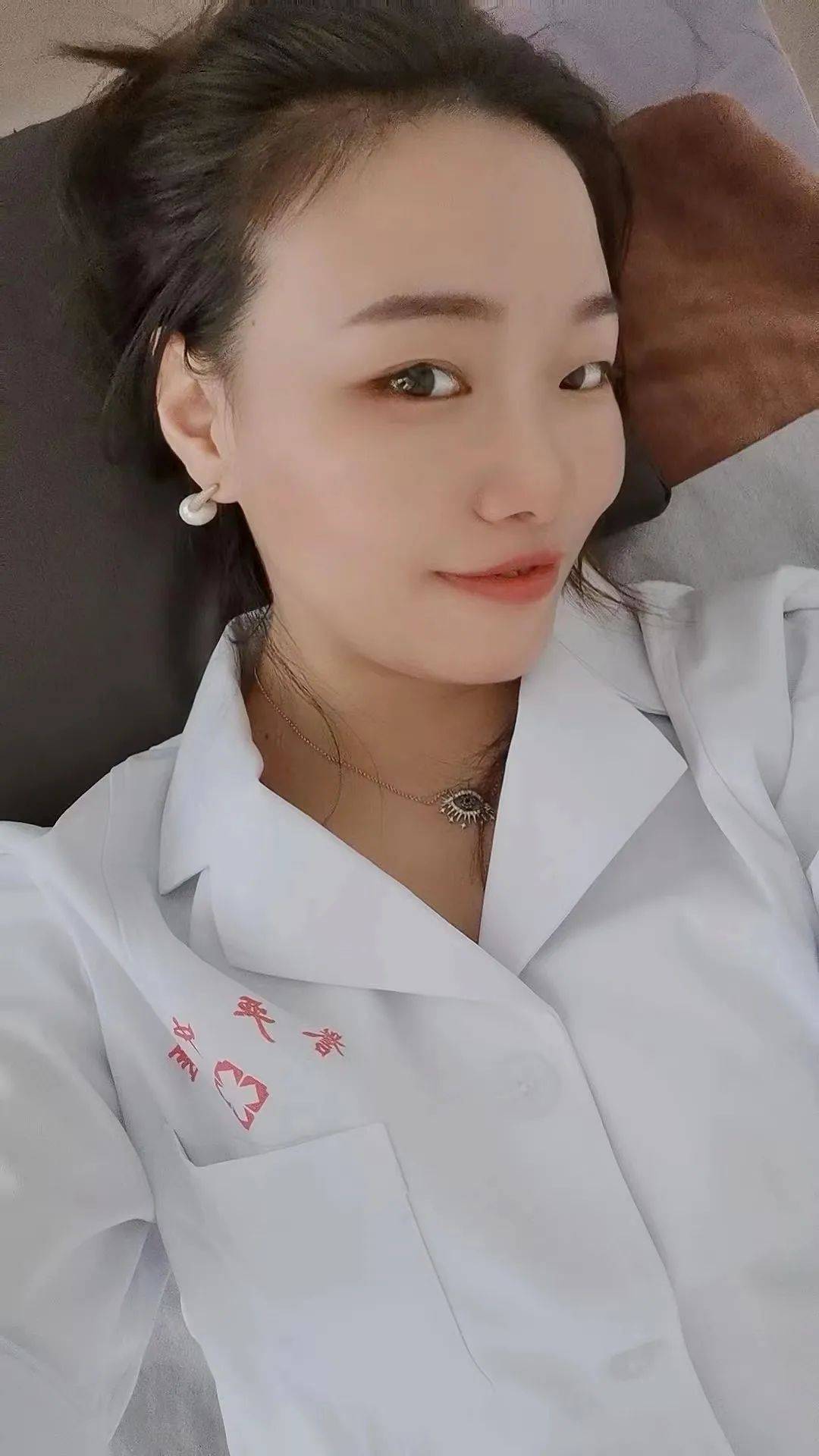 90后美女随性书法,网友:人很美,字很丑!