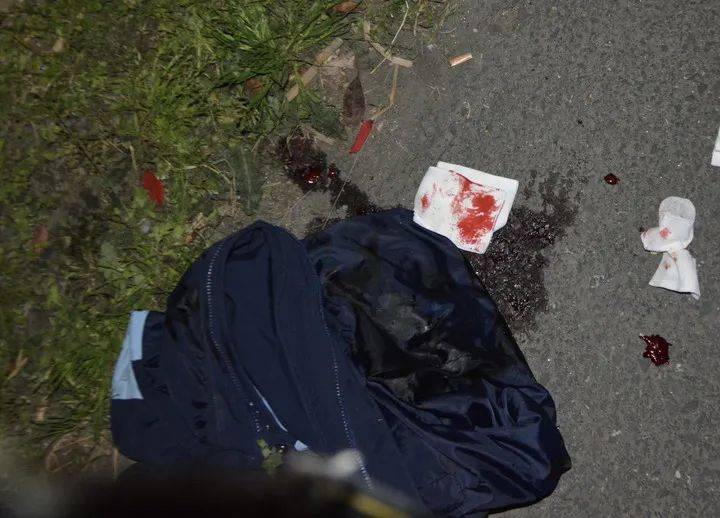 女生带回染血校服网友爆赞学校补发校服一套