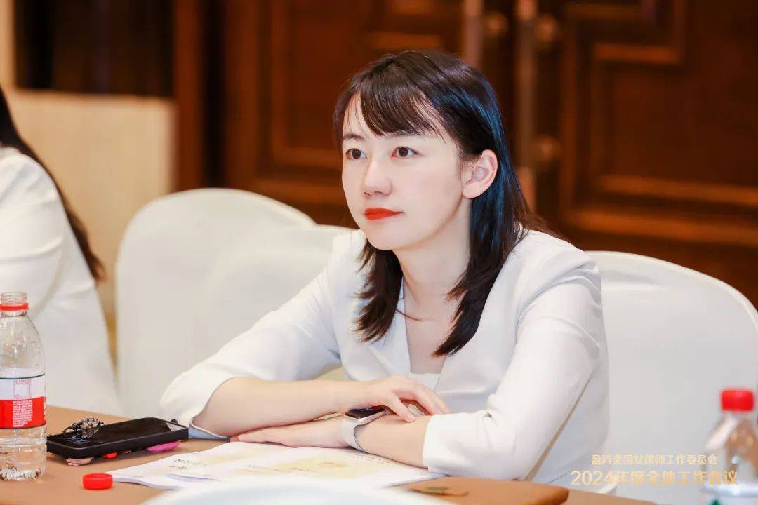 恭喜盈科昆明合伙人周亚琳律师荣获"盈科百名优秀女律师"表彰!