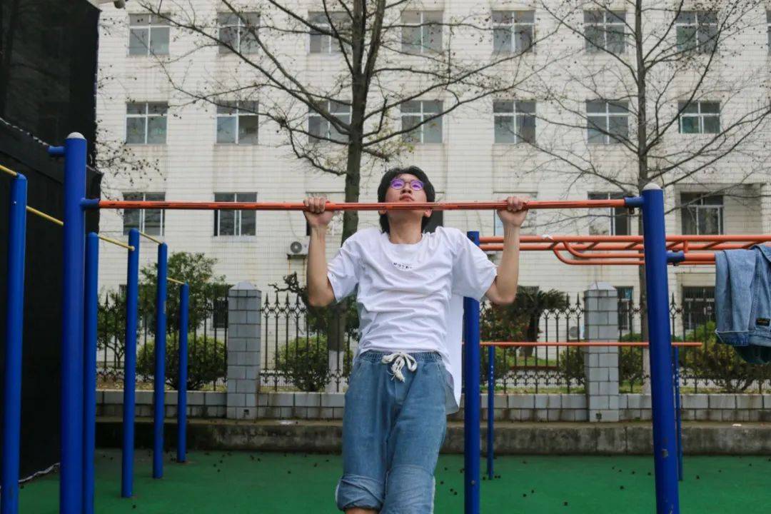 坐位体前屈可谓是"噩梦",我们可以运用一些拉伸方法来缓解痛苦,站立