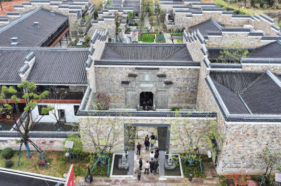 近日,记者来到龙虎山景区源境民宿,只见一赣派建筑特色民宿与附近繁茂