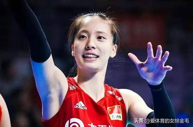 其次,张常宁打接应,世界女排联赛14人,集训16人中淘汰的2人,一个主攻