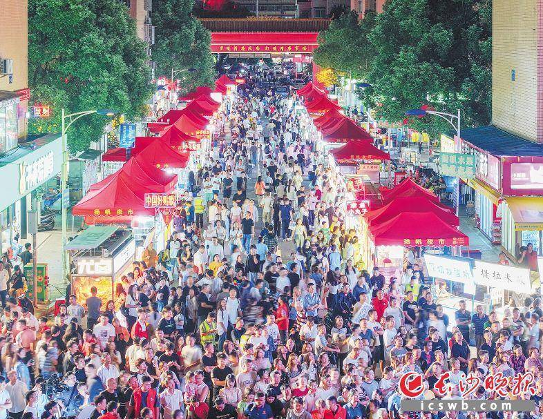 夜晚的扬帆夜市人头攒动,热闹非凡.