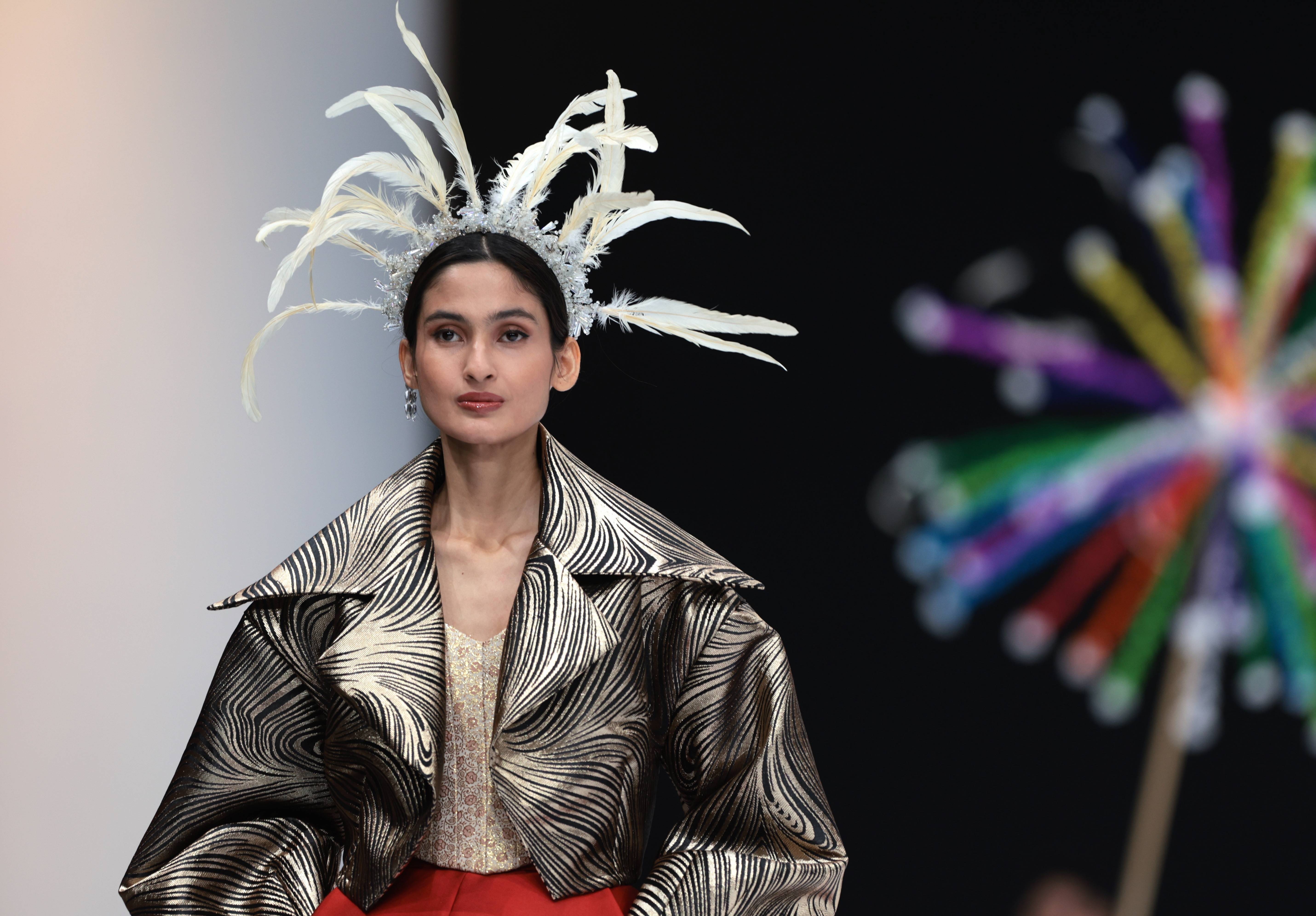 举行的印度尼西亚时装周上展示设计师阿尔琼·普特拉设计的新款服装