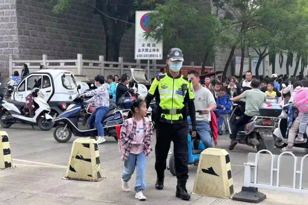 站好护学岗守好读书郎