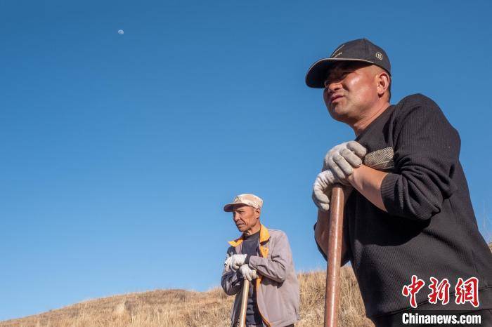 南京摄影大叔"对焦"西北:每个人的人生都是一本书_钟晨_湟中_青海省