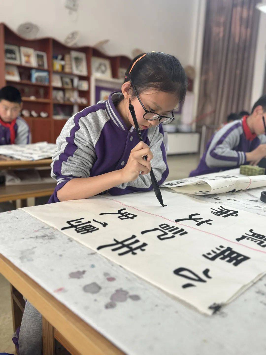 毛笔书法比赛现场同样井然有序,气氛十足