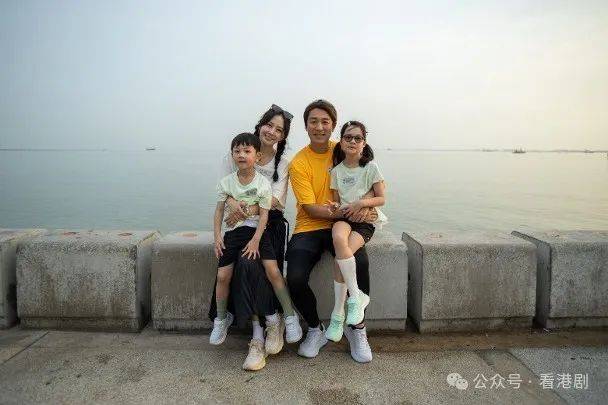 谭俊彦公路爆胎险象环生临危不乱教仔女自救