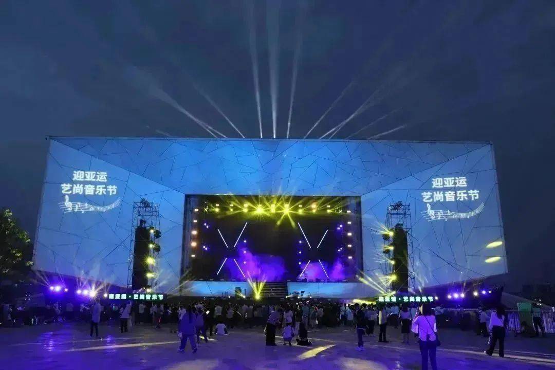 当音乐的力量汇聚于一个舞台当摇滚的节奏撞击你的心脏一场让人兴奋