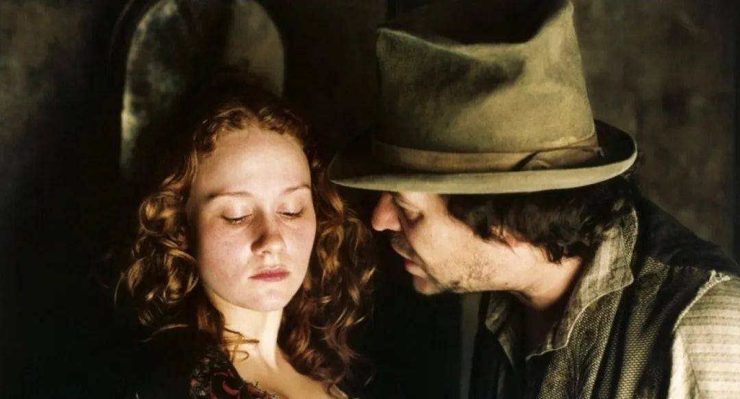 虽然抢劫被成功阻止,但奥利弗却被冷枪击中.