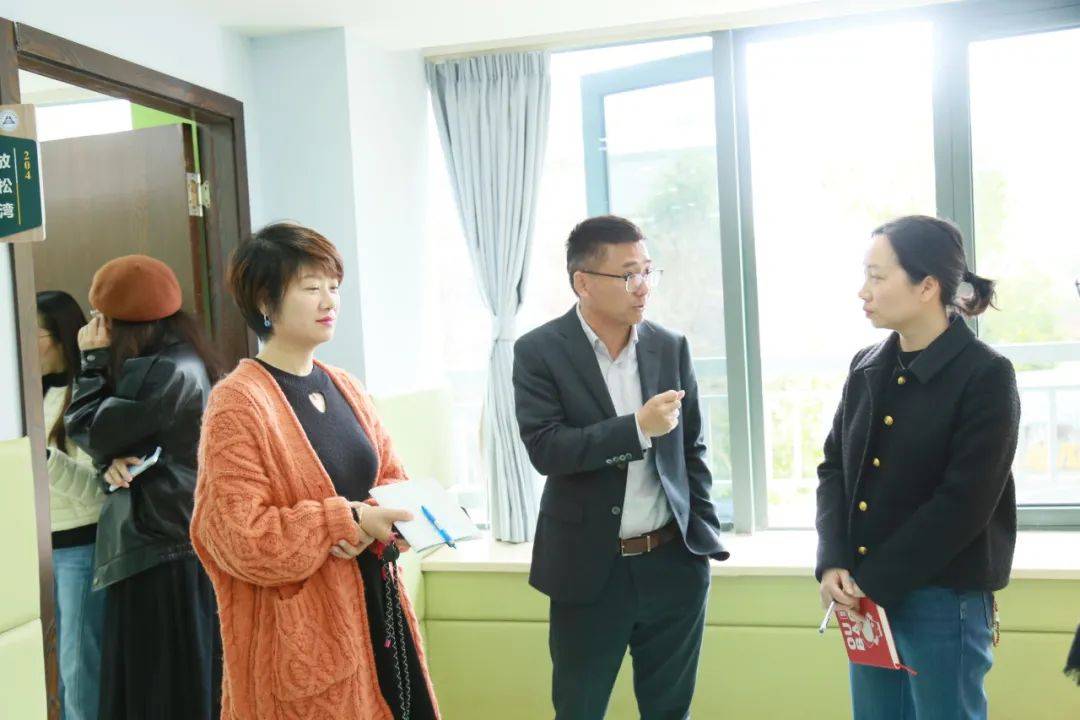 温州第二高级中学副校长黄跃跃一行来我校参观交流罗山讲坛·教育一线