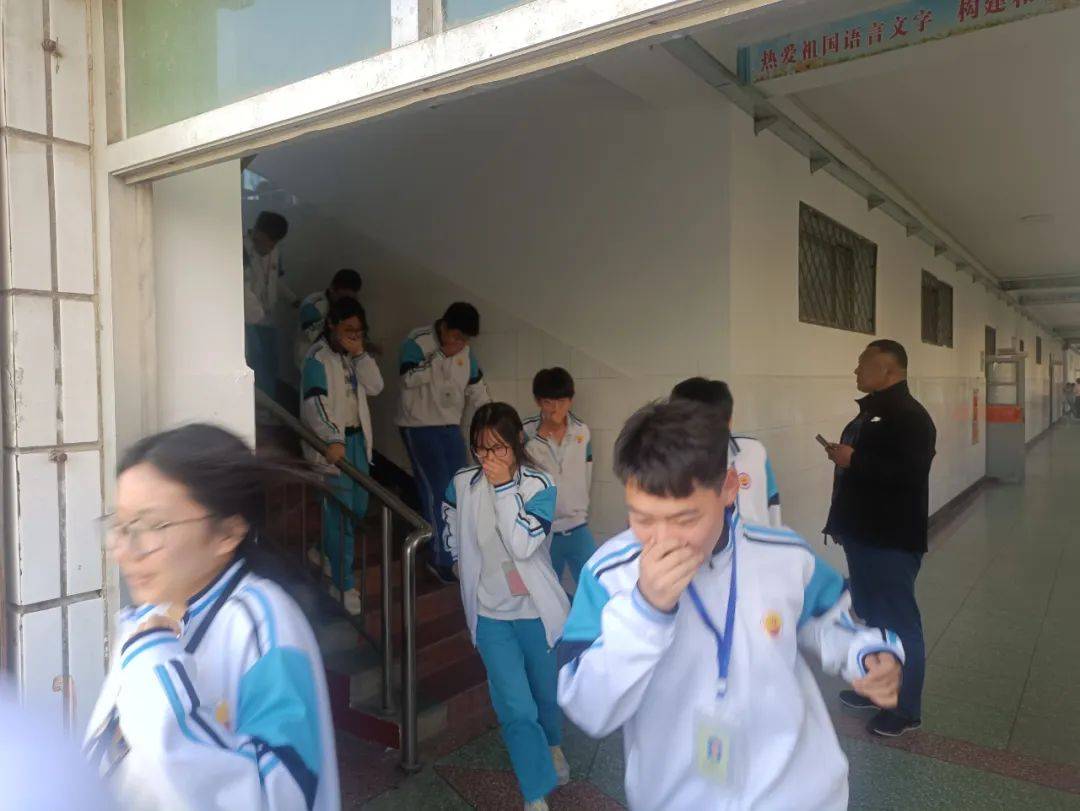 让安全行为成为一种习惯——高阳三利中学消防应急疏散演练活动