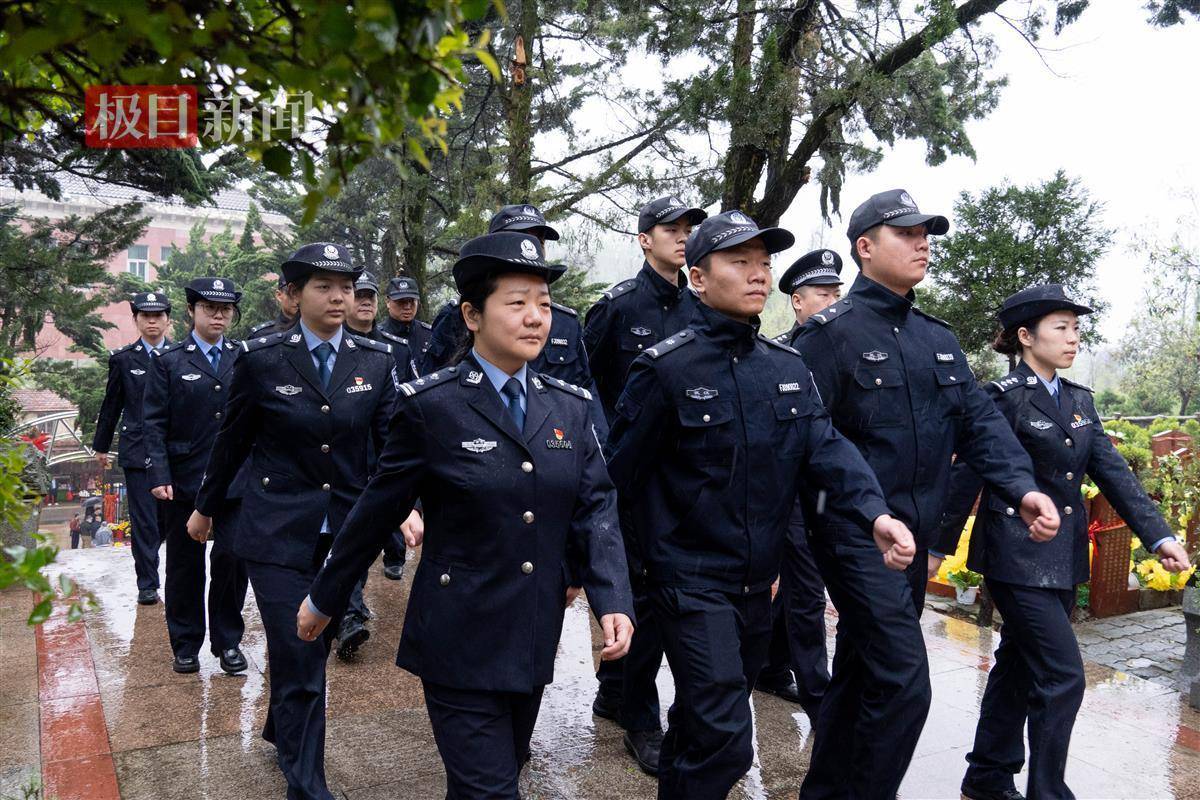 致敬公安英烈，汲取奋进力量！武汉洪山公安雨中祭扫缅怀英烈 青年 全体 英雄