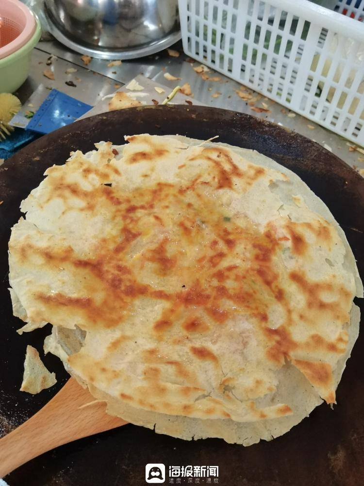 日照这所学校40多位大厨开启烙菜煎饼模式