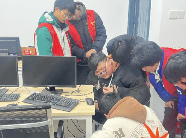 启动仪式结束后,小齿轮志愿服务队的志愿者们开展家电义务维修活动.