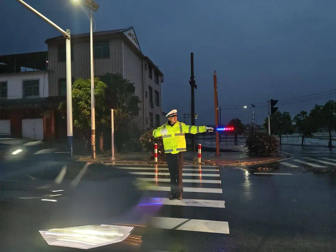 遇强对流天气南昌交警