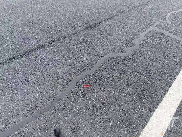 杭州一路面因台湾地震出现裂缝当地工作人员只是正常的马路修补