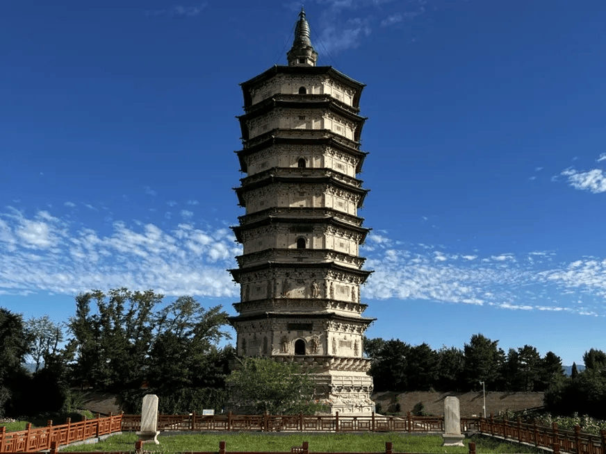 主题活动06内 容:邀请绘画爱好者和画家老师,现场绘画金刚座舍利宝塔