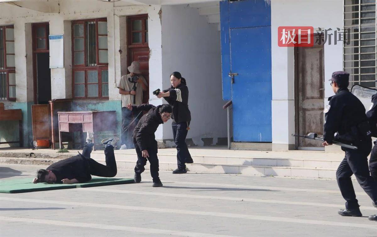 以练备战湖北汉川市公安局开展突发事件应急演练