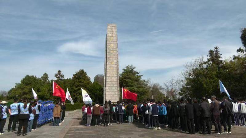 市红围巾公益协会,和平楼小学等多家单位,集中前往濮塘烈士陵园,共同